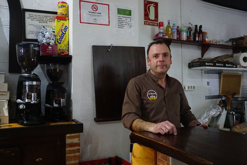 José dirige La Taberna sur l'avenue principale de la ville de Pozoblanco.  Six mois après son ouverture, l'eau du robinet était devenue imbuvable.