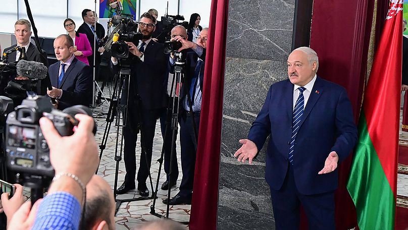 Le président biélorusse Alexandre Loukachenko s'adresse aux médias après le vote, dans un bureau de vote à Minsk, en Biélorussie, le dimanche 25 février 2024.