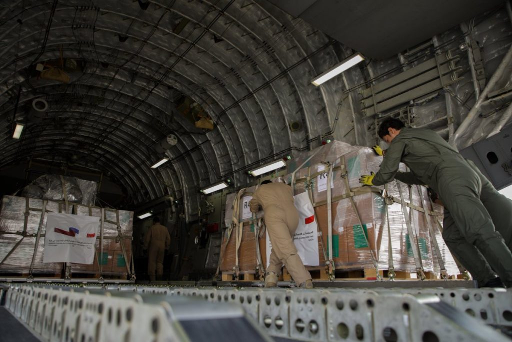 75 tonnes de fret, 10 ambulances, des rations alimentaires, 300 tentes familiales : la France et le Qatar ont affrété hier une nouvelle aide humanitaire et médicale, arrivée à Al-Arish. Destination : la population de Gaza.