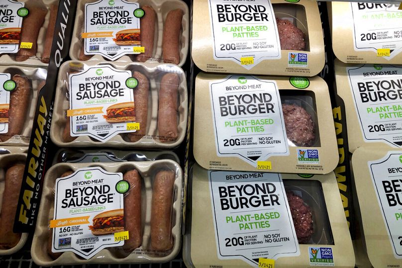 Des paquets de Beyond Burgers et Beyond Sausage de Beyond Meat sont présentés sur cette photo, à New York, le 29 avril 2021.