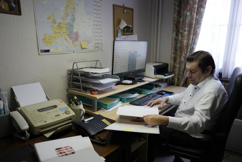 Bart Dochy consulte les livres de comptabilité et enregistre les écritures sur son ordinateur dans sa ferme familiale à Ledegem, en Belgique.