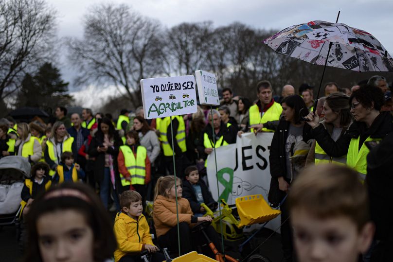 Les enfants affichent une banderole lisant 