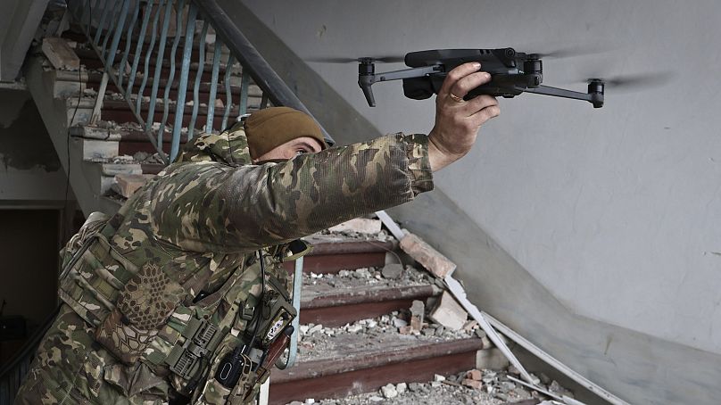 Un soldat ukrainien lance un drone dans la zone des combats les plus intenses avec les envahisseurs russes à Bakhmut, région de Donetsk, Ukraine, le mercredi 15 mars 2023.