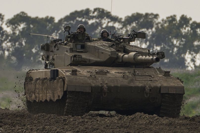 Des soldats israéliens conduisent un char près de la frontière de la bande de Gaza, dans le sud d'Israël, le lundi 19 février 2024.