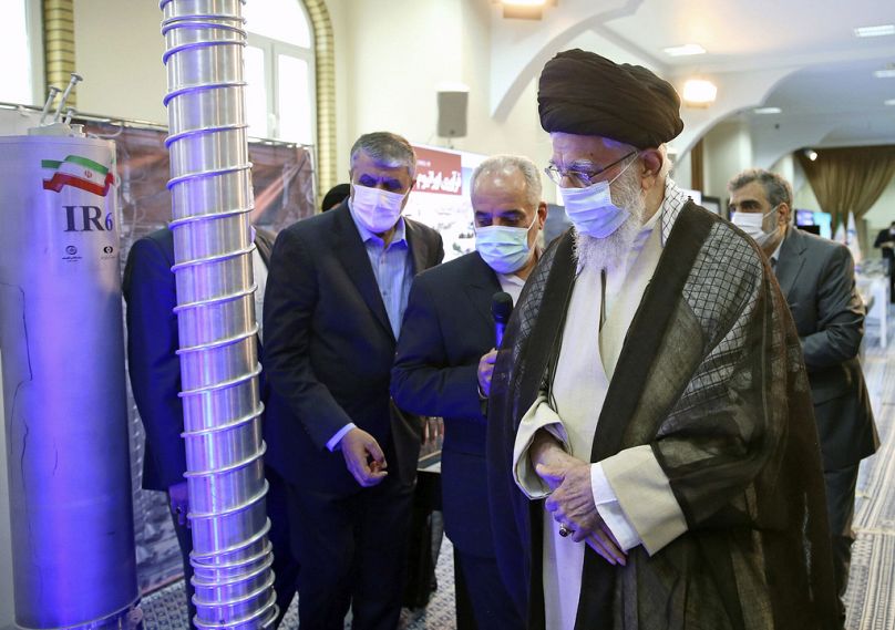 Le guide suprême, l'ayatollah Ali Khamenei, à droite, visite une exposition des réalisations nucléaires du pays, dans l'enceinte de son bureau à Téhéran, en Iran, le dimanche 11 juin 2023.