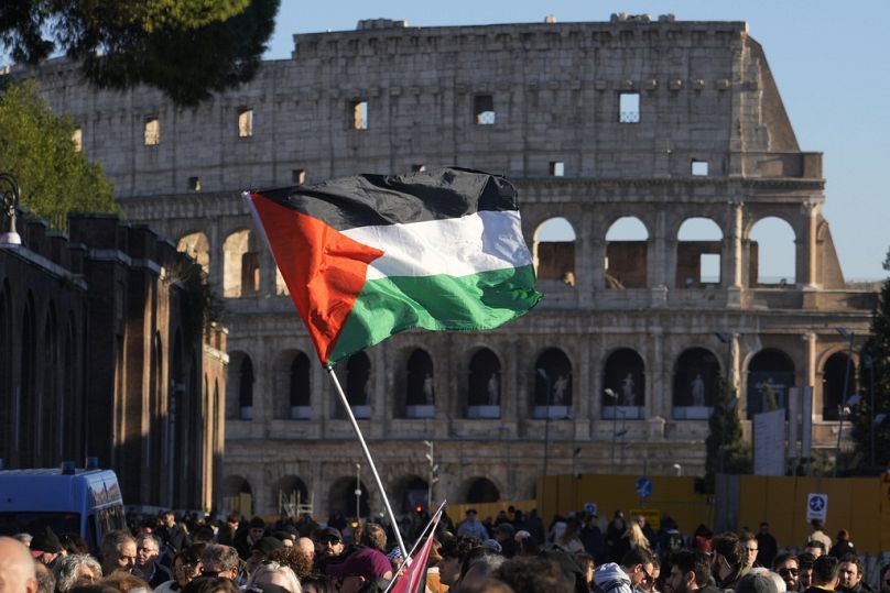 Un drapeau palestinien est agité devant le Colisée, lors d'un rassemblement de soutien aux Palestiniens à Rome, le 13 janvier 2024.