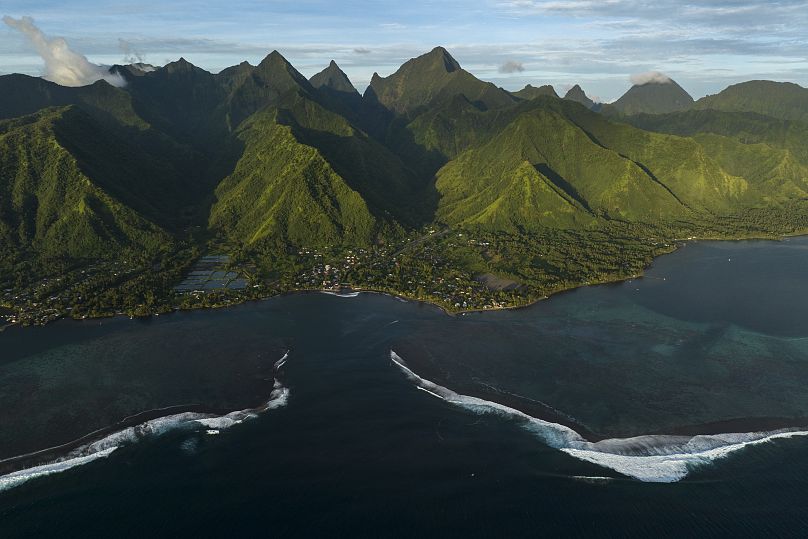 Les vagues se brisent sur le lagon de Teahupo'o, Tahiti, Polynésie française.