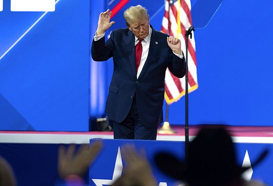 L'ancien candidat républicain à la présidentielle Donald Trump danse lors de la Conférence d'action politique conservatrice à Oxon Hill, Maryland, le samedi 24 février 2024.