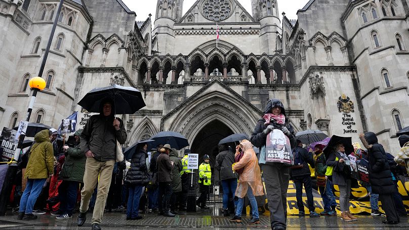 Des manifestants attendent devant la Royal Courts of Justice de Londres, le mercredi 21 février 2024.