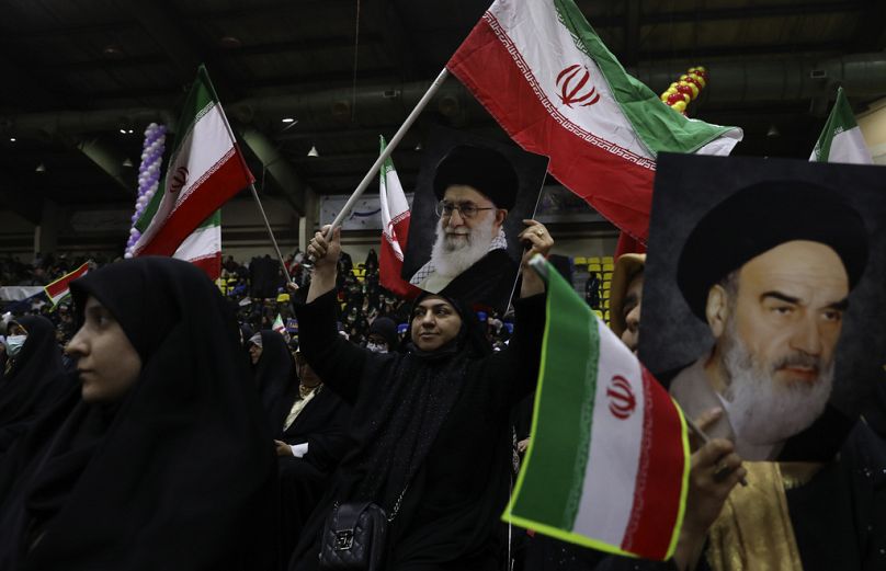 Lors d'un rassemblement électoral, des femmes iraniennes brandissent des affiches du guide suprême, l'ayatollah Ali Khamenei, et du défunt fondateur de la révolution, l'ayatollah Khomeini.