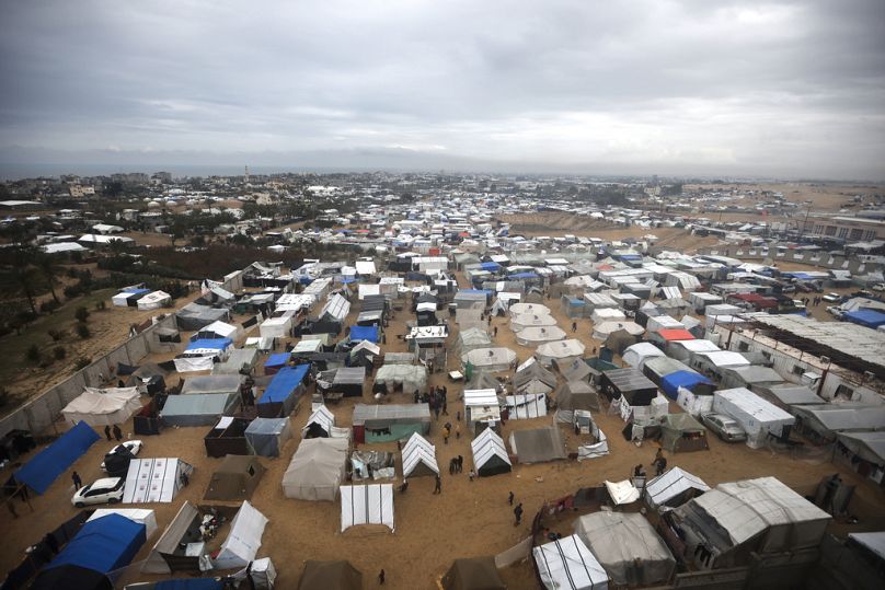 Vue d'un camp de tentes de fortune pour les Palestiniens déplacés par l'offensive terrestre israélienne sur la bande de Gaza, à Rafah, bande de Gaza, dimanche 18 février 2024.
