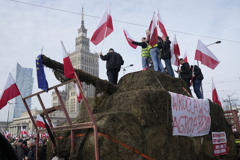 Des agriculteurs polonais avec des drapeaux nationaux et des slogans en colère écrits sur des panneaux protestent contre les politiques vertes de l'Union européenne, Varsovie, Pologne