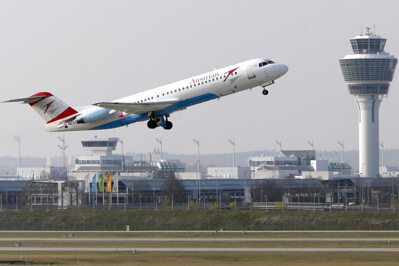 Un avion d'Austrian Airlines décolle de l'aéroport de Munich, dans le sud de l'Allemagne.