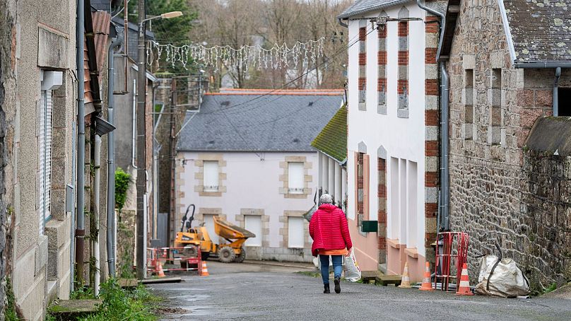 Une femme marche dans une rue du village de Callac, le 15 décembre 2023.