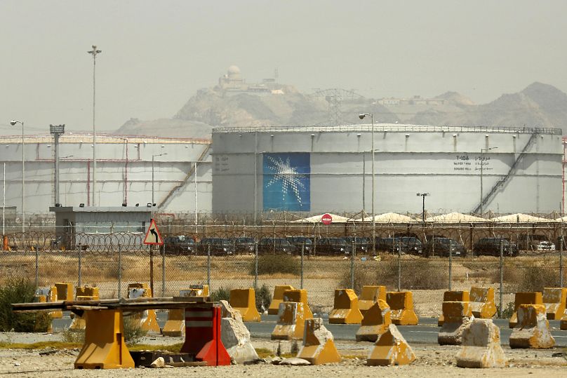 Des réservoirs de stockage sont visibles à l'usine de vrac de North Jiddah, une installation pétrolière d'Aramco, à Jiddah, en Arabie Saoudite, en 2021.
