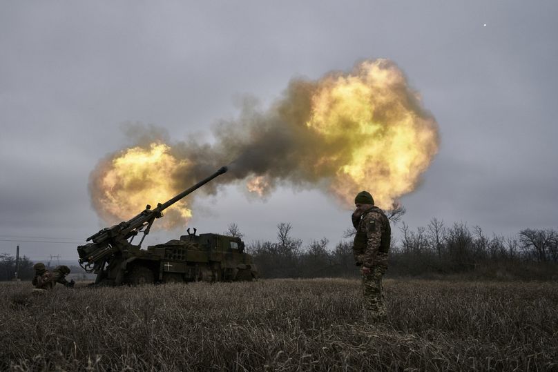 DOSSIER – Des soldats ukrainiens tirent un obusier automoteur CAESAR de fabrication française vers des positions russes près d’Avdiivka, dans la région de Donetsk, en Ukraine, le lundi 26 décembre 2022.