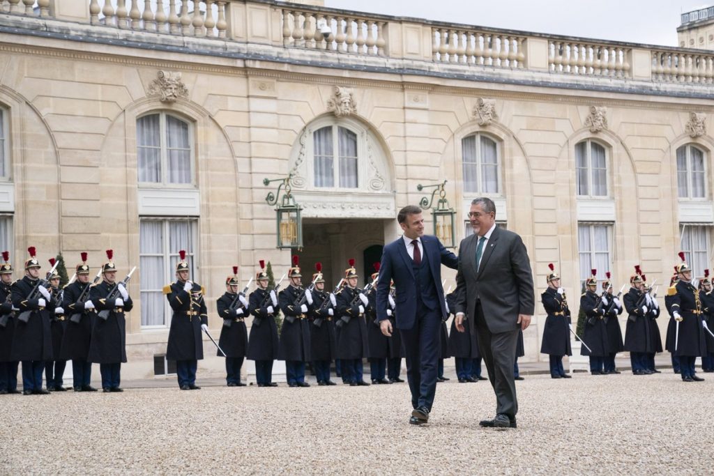 ¡Mano en la mano! Vous pouvez compter, cher Bernardo, sur le soutien indéfectible de la France à votre combat pour la démocratie au Guatemala. Ensemble, nous allons œuvrer pour une transition plus juste à l’international et pour approfondir les relations entre nos pays.