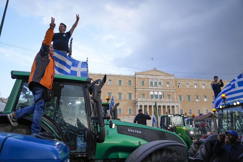 Devant le parlement grec, des agriculteurs protestataires se rassemblent à Athènes, en Grèce, le mardi 20 février 2024.