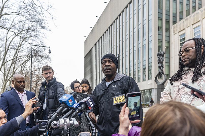 Carlis Thompson, cousin de la star de Run-DMC Jam Master Jay, s'adresse aux médias à l'extérieur du palais de justice du district est des États-Unis - mardi 27 février 2024