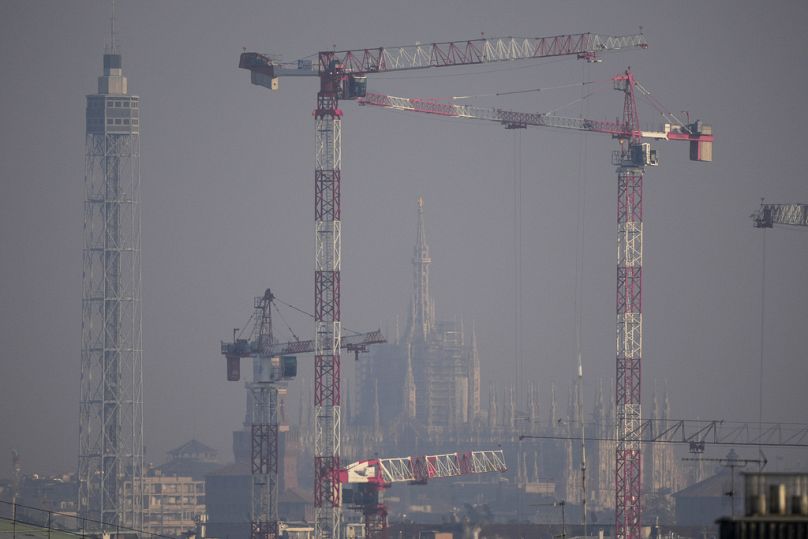 Une vue de la cathédrale gothique du Duomo depuis la colline de San Siro, à Milan, en Italie, le mardi 20 février 2024.