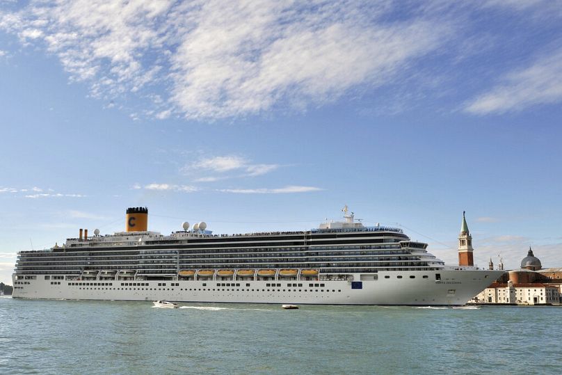 Sur cette photo d'archive, le bateau de croisière Costa Deliziosa passe devant la place Saint-Marc, visible en arrière-plan à droite, à Venise, en Italie.