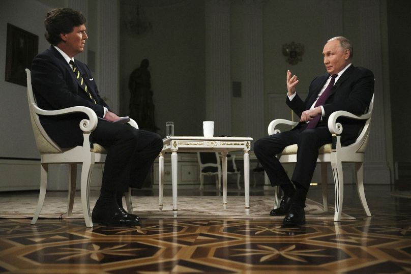 Vendredi 9 février 2024, le président russe Vladimir Poutine, à droite, fait des gestes alors qu'il parle lors d'une interview avec l'ancien animateur de Fox News, Tucker Carlson.