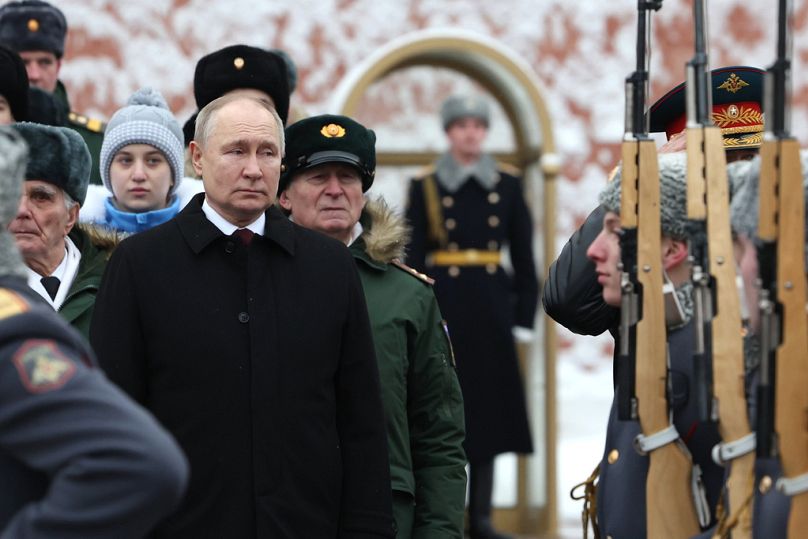 Vladimir Poutine participe à une cérémonie de dépôt de gerbes sur la Tombe du Soldat inconnu dans le jardin Alexandre à l'occasion de la Journée du Défenseur de la Patrie.