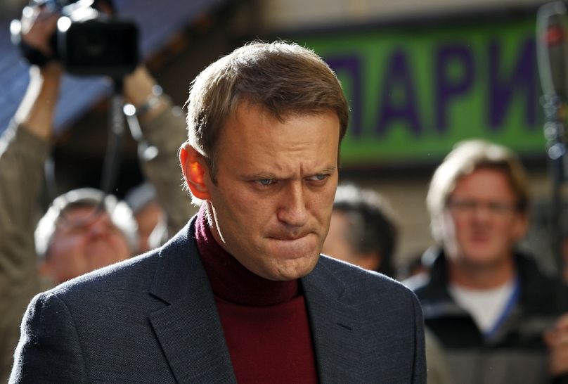 DOSSIER - Le chef de l'opposition russe Alexei Navalny écoute une question alors qu'il s'adressait aux médias à Moscou, en Russie, le mardi 27 août 2013.