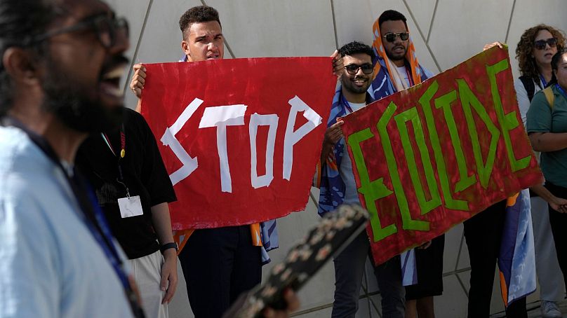 Les manifestants brandissent des pancartes indiquant 