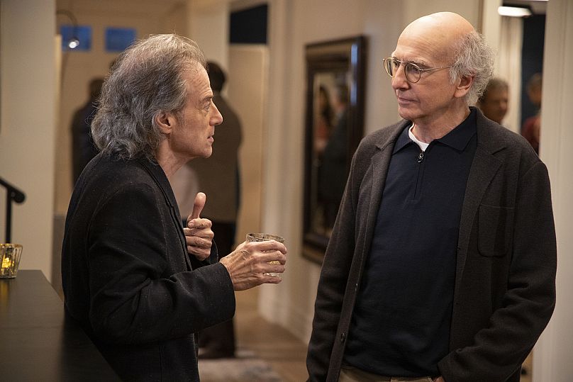 Richard Lewis, à gauche, avec Larry David dans une scène de la saison 10 de 