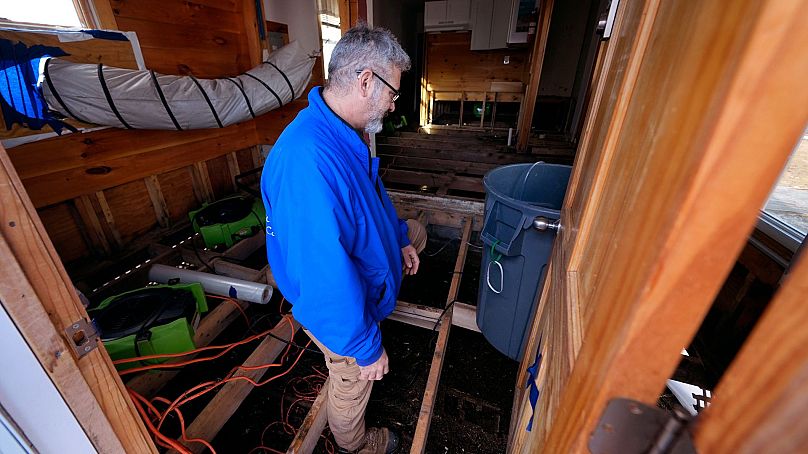 Haim Levy se trouve dans son chalet près de Hampton Beach, qui a été endommagé par les inondations lors des tempêtes de janvier 2024, le 9 février 2024, à Hampton, NH.