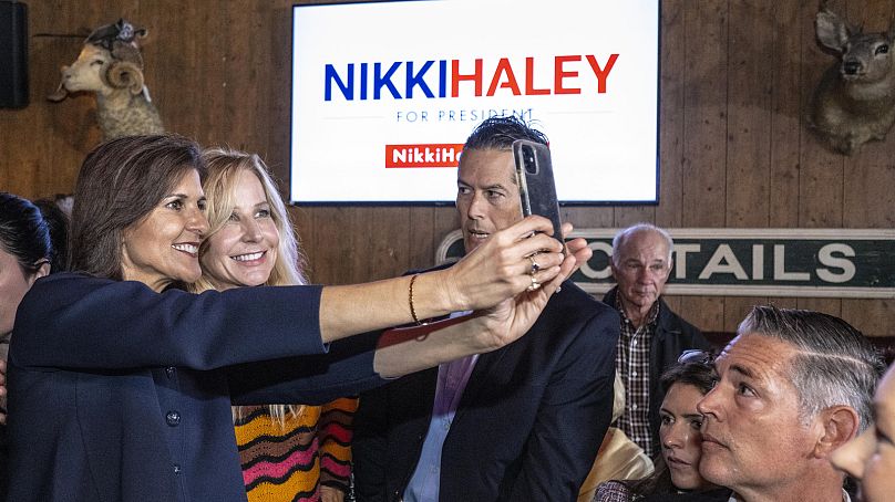 La candidate républicaine à la présidentielle Nikki Haley prend un selfie avec un partisan lors d'un arrêt de campagne en Californie, le 7 février.