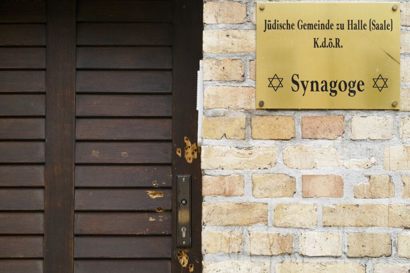 Trous de balle dans la porte en bois de la synagogue de Halle, en Allemagne.