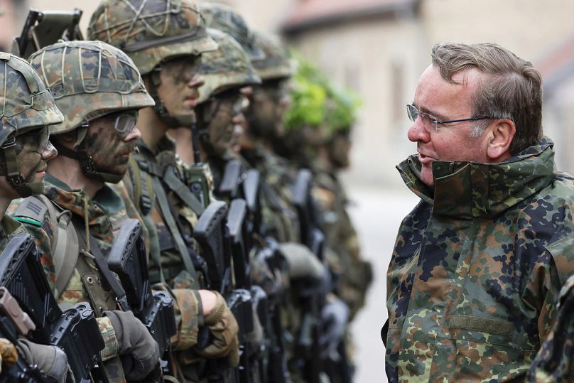 Le ministre allemand de la Défense Boris Pistorius s'entretient avec des combattants de montagne à l'école d'infanterie de la Bundeswehr.