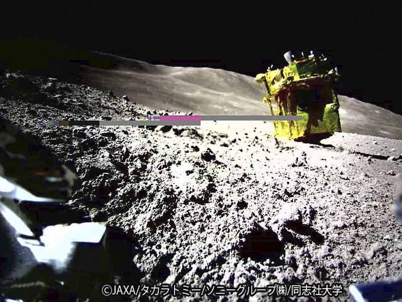 Une image prise par un Lunar Excursion Vehicle 2 (LEV-2) d'un rover lunaire robotisé appelé Smart Lander for Investigating Moon, ou SLIM, sur la lune.