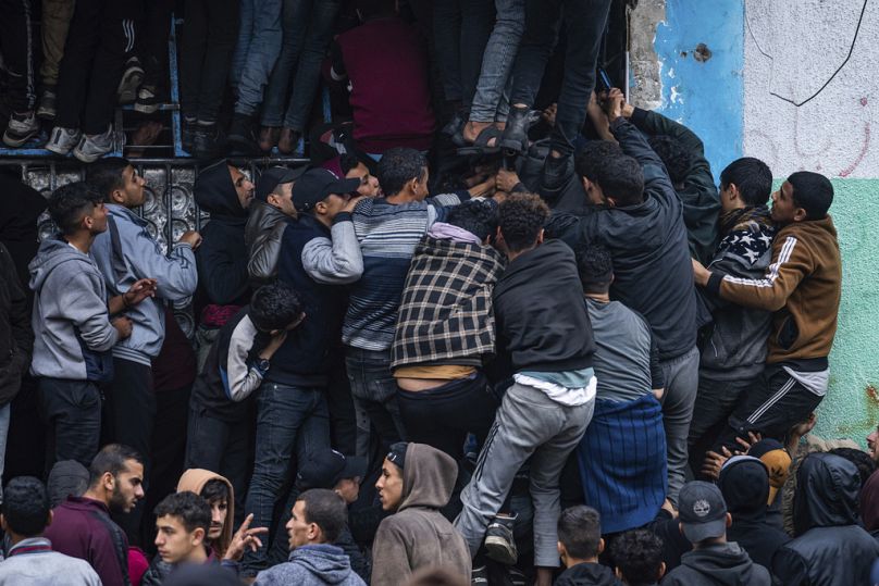 Les foules palestiniennes peinent à acheter du pain dans une boulangerie de Gaza le 18 février alors que les stocks diminuent.