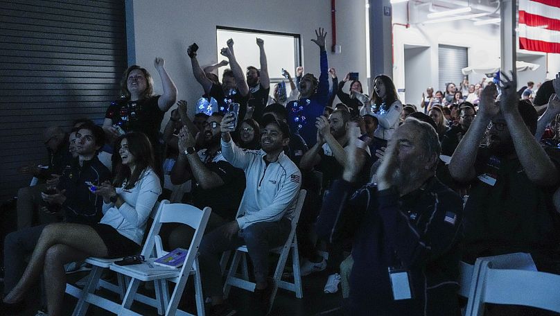 Les employés d'Intuitive Machines applaudissent lors d'une soirée de montre quelques instants après qu'ils soient devenus la première entreprise commerciale à atterrir en douceur sur la Lune le 22 février 2024 à Houston.