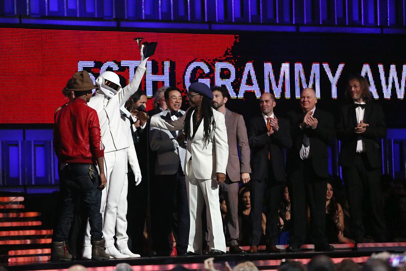 Daft Punk reçoit le prix du meilleur duo pop lors de la 56e édition des GRAMMY Awards - 2014