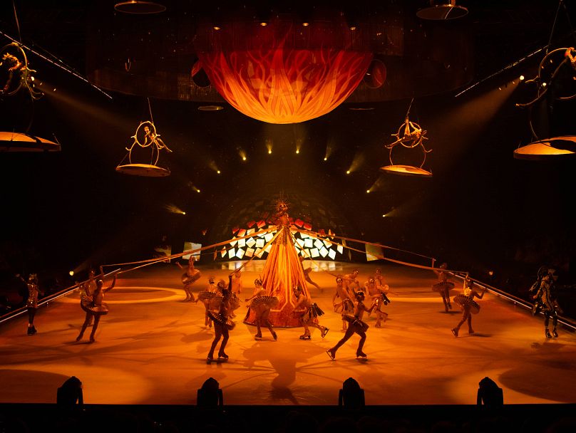 La glorieuse scène finale avant l'entracte met en scène un personnage du dieu solaire sur un échafaudage qui a dû être roulé sur la glace.