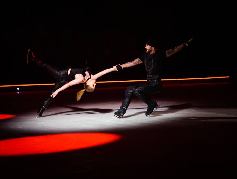 Les patineurs effectuent des levées et des sauts difficiles, planant parfois à quelques centimètres au-dessus de la glace dure comme la pierre.