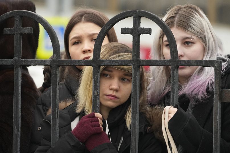 Des gens se rassemblent devant l’église de l’Icône de la Mère de Dieu Apaise mes chagrins, à Moscou, en Russie, le vendredi 1er mars 2024.