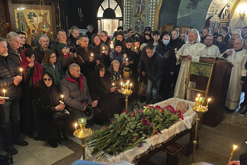 Parents et amis rendent un dernier hommage au cercueil du chef de l'opposition russe Alexeï Navalny.