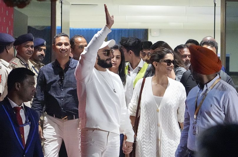 Les stars de Bollywood Ranveer Singh, à gauche, et Deepika Padukone arrivent à l'aéroport pour assister aux célébrations précédant le mariage.