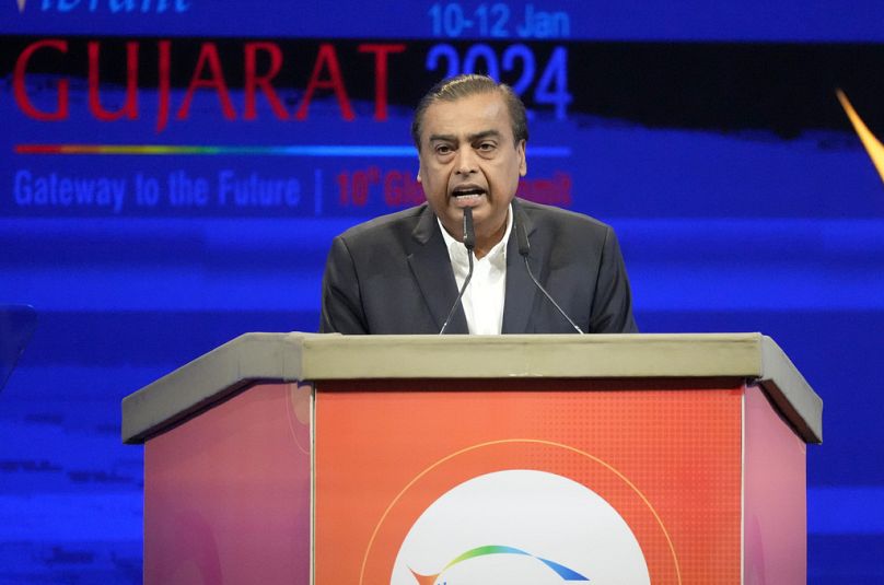 Mukesh Ambani s'adressant au Vibrant Gujarat Global Summit, un événement commercial visant à attirer les investissements dans l'État du Gujarat, à Gandhinagar, en Inde, le 10 janvier.