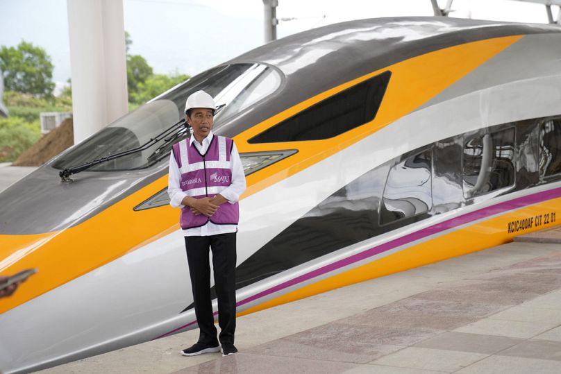 Le président indonésien Joko Widodo se tient près d'une unité CIT récemment dévoilée lors de sa visite à la gare ferroviaire rapide Jakarta-Bandung à Tegalluar, octobre 2022.