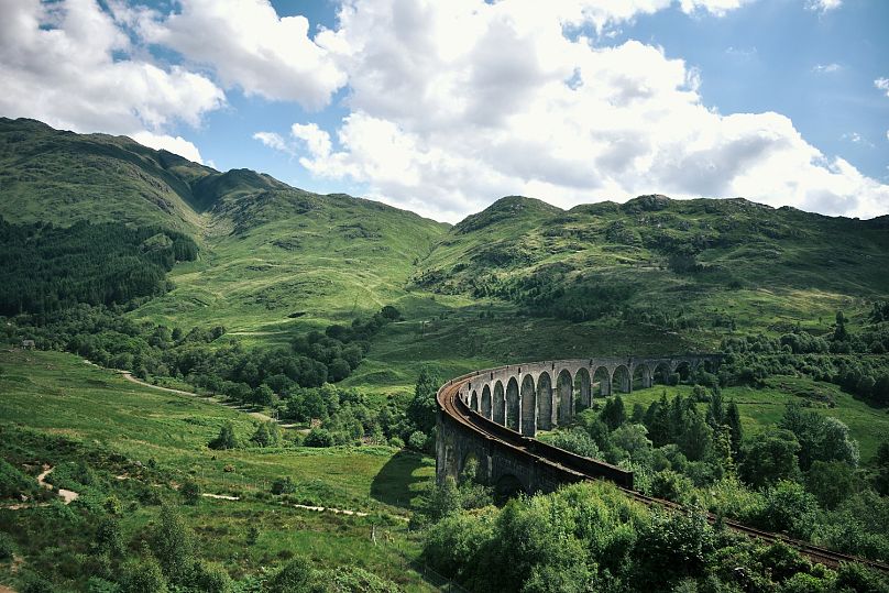 Le viaduc de Glenfinnan en Écosse est l'un des plus beaux sites touristiques de la West Highland Line.