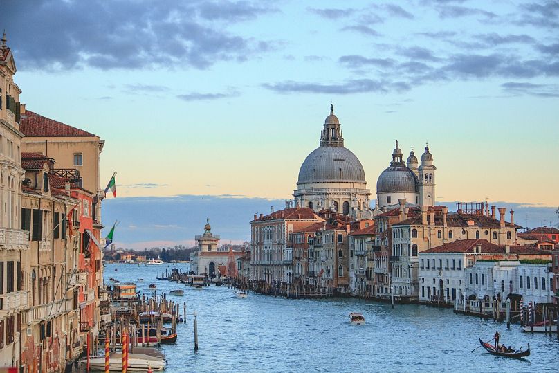 Pourquoi ne pas visiter les canaux emblématiques de Venise en train ?