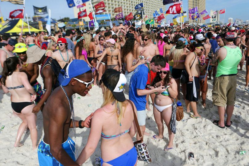 Sur cette photo d'archive, des fêtards remplissent le sable derrière le Club La Vela et le Spinnaker Beach Club pendant la quatrième semaine des vacances de printemps à Panama City Beach.