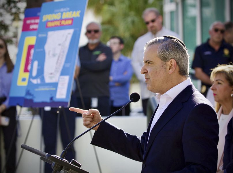 Le maire de Miami Beach, Steven Meiner, s'exprime lors d'une conférence de presse au cours de laquelle il a annoncé de nouvelles mesures pour freiner les vacances de printemps.