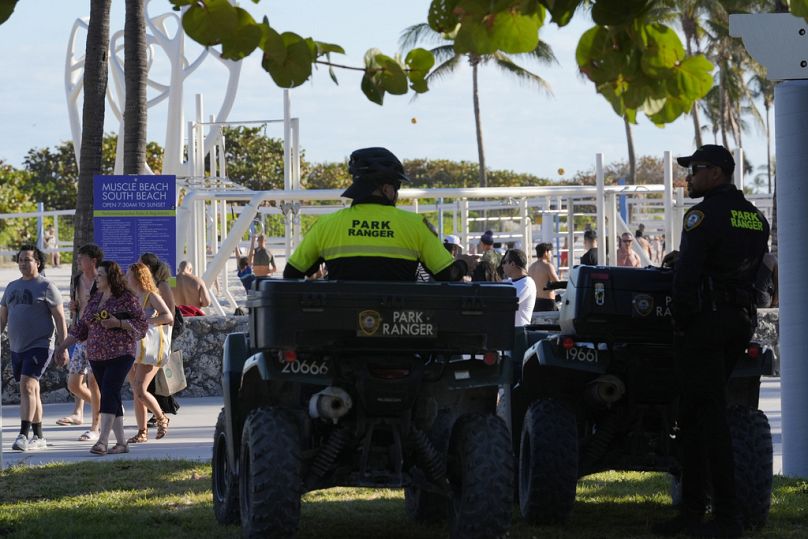 Les gardes du parc de Miami Beach surveillent les foules le mois dernier